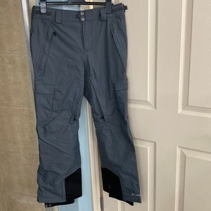 Columbia size medium gray Omni heat snow pants. 4 hidden zip pockets & 2 Velcro